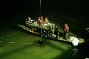 পদ্মায় ডুবে যাওয়া বাস উদ্ধার, মিললো দুই নারীর মরদেহ—চলছে অভিযান