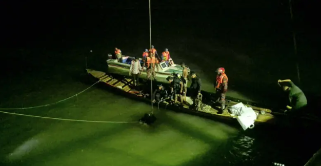 পদ্মায় ডুবে যাওয়া বাস উদ্ধার, মিললো দুই নারীর মরদেহ—চলছে অভিযান